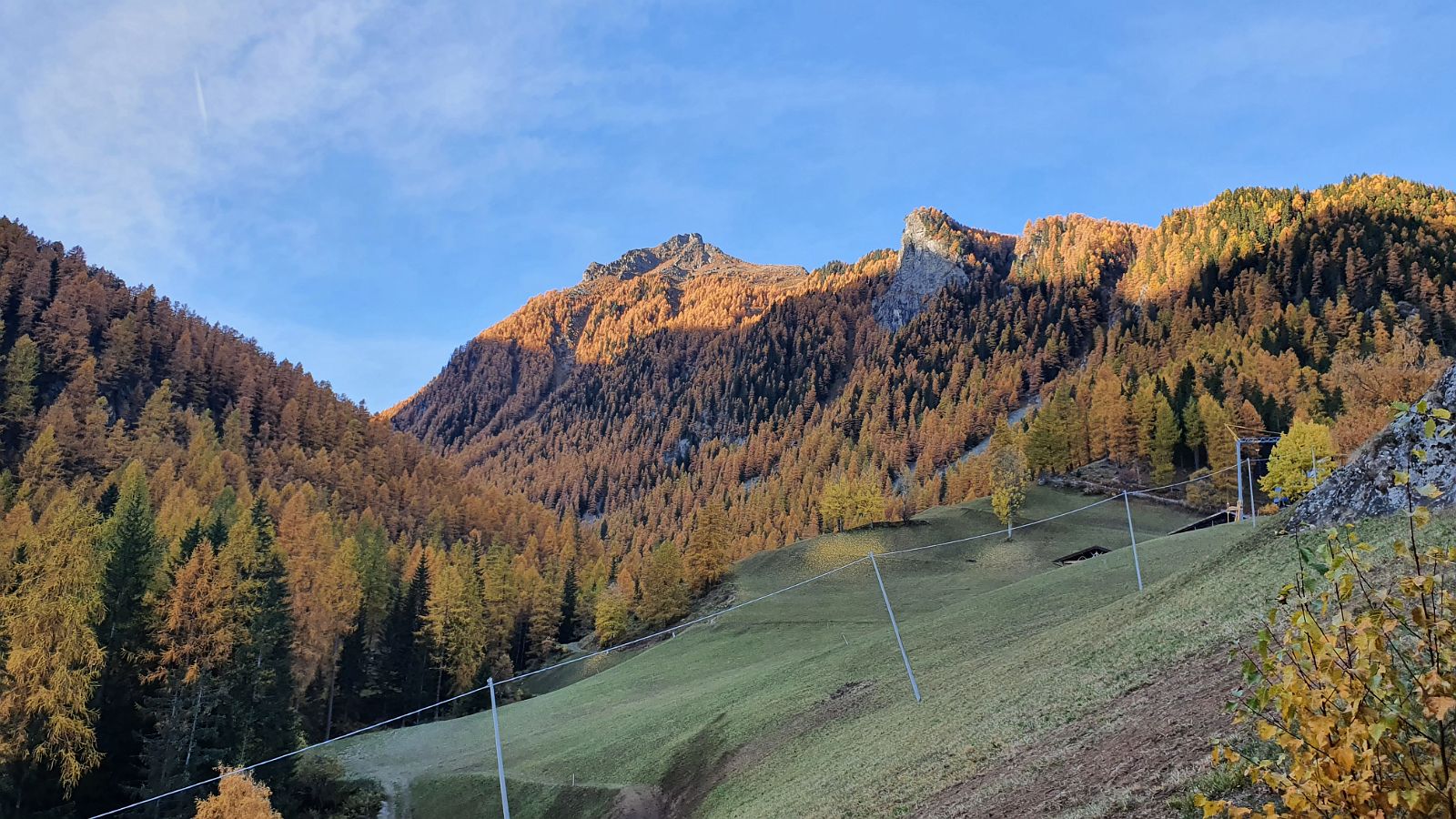 258-zicht op nagelstein vanuit kamer.jpg - Vanuit onze kamer zien we de Nagelstein (berg links, 2469 m). Daar gaan we vandaag op.